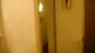 أم عربية كبيرة المؤخرة تأخذ قضيبين أسودين في فيلم إباحي