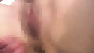 عاهرة آسيوية أكبر سناً تتباهى بفتحتها المبللة وحلقها المستعد للفعل الإباحي