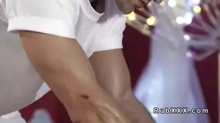 أكل كس مكثف ومساج إيروتيكي ساخن مشهد إباحي