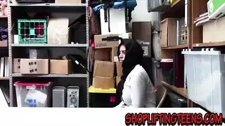 عاهرة عربية تأخذ حمولة عربية في حلقها في إباحية