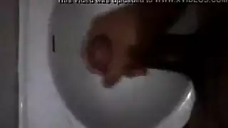 مراهق يستمني وهو يشاهد النساء المتزوجات في المتجر
