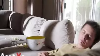 الام مع ابن زوجها على سرير مترجم