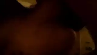 فتاة شقراء عاهرة تمارس الجنس مع قضيب أسود سميم في حديقتها