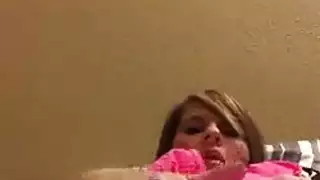 ملاك تلمس فرجها المبلل على الأريكة