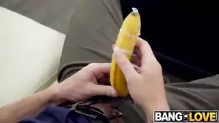 أم ذات أثداء ضخمة تغري ابنها لجلسة جنس عائلية محرمة