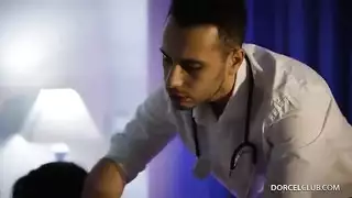 استسلام كامل: ممرضة تأخذه شرجياً في مشهد بورن صريح