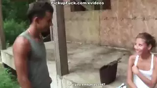 عاهرة مراهقة تظهر مؤخرتها المستديرة ومهبلها المبلل لعشيقها