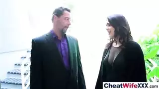 ترغم شخص علا تيكها في مسبح في غياب زوجها