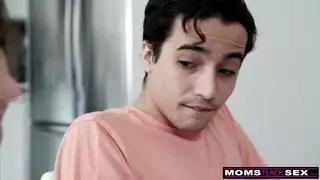 صديقة تكتشف علاقة صديق الشفوية مع عاهرة ناضجة