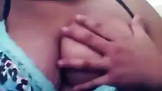 شقراء حمراء طبيعية تئن بينما يتم تدمير مهبلها الضيق