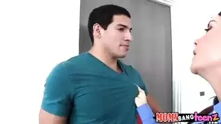 أبي ذو القضيب الكبير يضرب فتحتي الضيقة