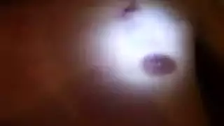 نيك ناضج حار: فرك فرجها وكيس صفنته