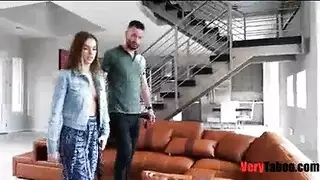 شقراء تخدم قضيبًا قاسيًا بينما صديقتها تدفع في فتحتها الضيقة