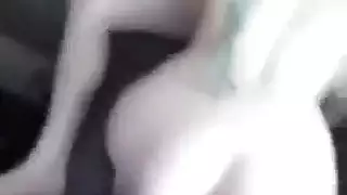 فرج العاهرة الموشومة الحلو يلتقي بقضيب زنجيلي قاس