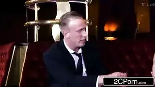 بورنو صريح: ربة منزل ذات أثداء كبيرة تمارس جنس متحرك