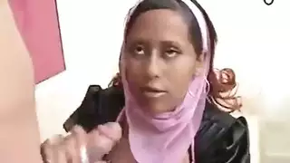 ثماني عاهرات محجبات تأخذ عدة أزبار