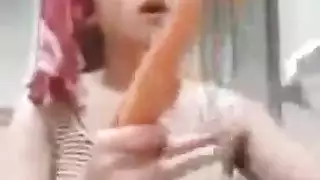 شغف العاهرة سارة: جنس فموي مكثف وتلقي السائل على الوجه