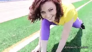 احتكاك قضيب سميك مع شعر يفرك نقطة جي سبوت الخاصة بها