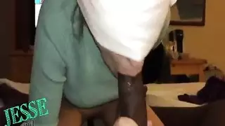 جميلة شاحبة بمؤخرة ضخمة تبتلع قضيبًا مثل محترفة