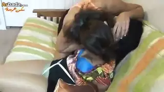 بنت تبوس امها بالعافية