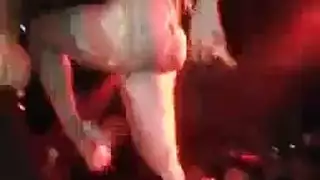 فتاة صينية تلهق فتحة الشرج في لقطة مقربة إباحية