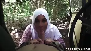 مراهقة عربية تتعرى وتتناك على أرضية غرفة المعيشة
