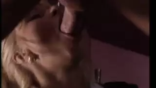 مقطع سكس رهيب من فيلم ايطالي و عاملة الفندق العاهرة تغري الزبون وتتحرش به حتى توقعه في حبالها