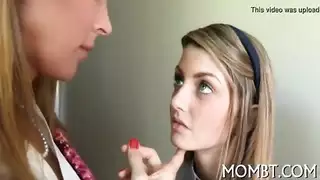 الام تطلب من الابن أن ينيك خالته