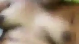 سولو لامرأة ممتلئة: ساقان مرفوعتان وفرج خارجي في عرض صريح