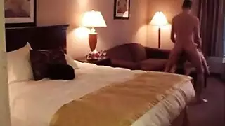 أوgy حبر غونزو: فتاة اللاتكس مغطاة بالسائل والفوضى