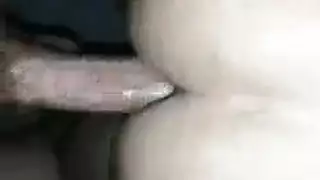 الرجل المفتول العضلات يأخذ عصا بيسبول عميقاً في فتحته