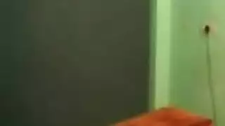 فتاة هندية ترتدي شبكة صيد سوداء تصل للذروة بالهزاز