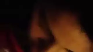 فتاة هندية مغرية تلعق فرجها في الخارج وتصرخ أثناء النشوة