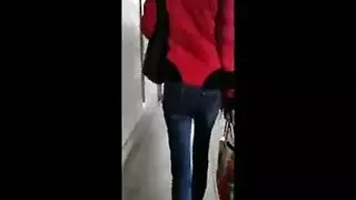 امرأة مكتنزة مجعدة الشعر تفتح كسها المشعر وتقذف بصوت عال