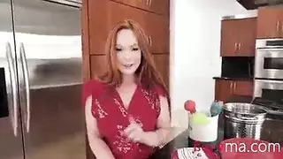 الظهور الأول لامرأة ناضجة في أفلام تحويل الجنس الإباحية