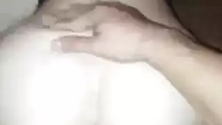 عاهرة آسيوية بمؤخرة كبيرة ترتدي جوارب شبكية تتعرض لجنس قوي على المكتب