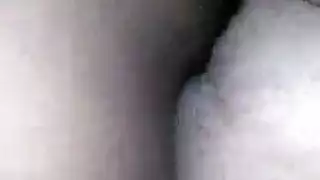 مراهقة ضيقة تُحشى بقضيب قوي وتنزل بشراهة