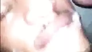 نائب الرئيس الجياع شقراء خلع الزي المدرسي لها