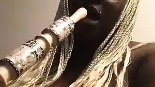 جنس مجنون في السرير مع فتاة باللاتكس وقضيب كبير