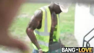 سمراء ذات شعر متموج تتعرض لعملية جنس جماعي صارمة من الطاقم