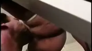٩ تبادل اللعاب قبل أخذ قضيبها الاصطناعي بعمق