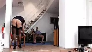 يعلم صديقه ازاي تصل الي نشوتها