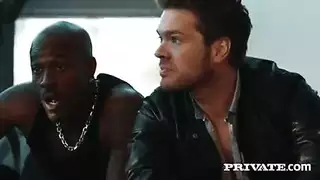 فحل اسود يلحس حلمات