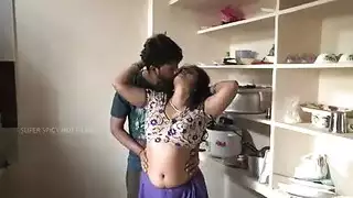 بن يتحرش بأمه أثناء نومها