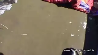 شابة حمراء نارية تأخذ لساناً قاسياً في فتحة شرجها