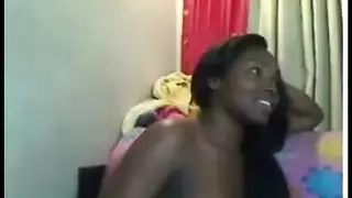 فتاة هواة تختنق وتتلمع بقضيب أسود ضخم