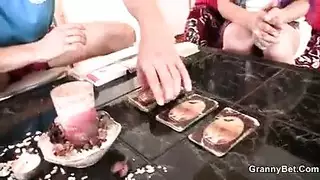 الود ومع عله السرير وهيا نيمه