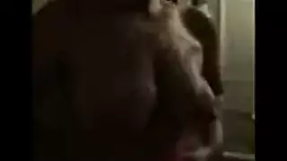 جنس إكس إكس إكس في الحمام: رجل متزوج ينيك عاهرة قذرة