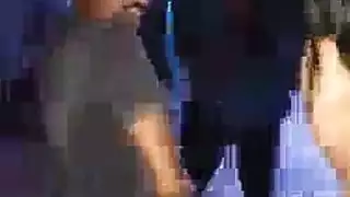 فتاة سمراء تفتح كسها الغارق لجلسة إباحية عنيفة