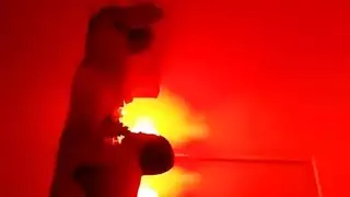 فتاة صغيرة تأخذ قضيبًا سميكًا ضخمًا بعمق